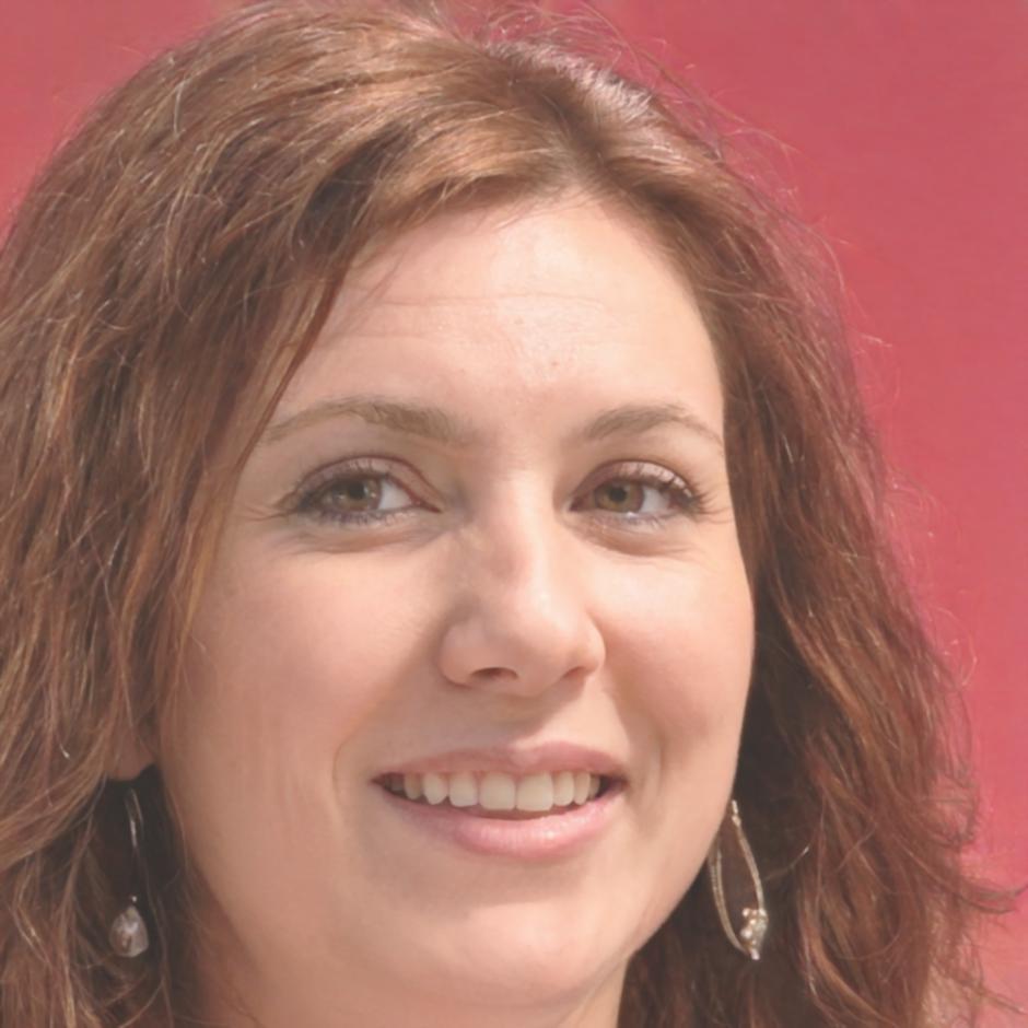 Retrato profesional de Cristina Valdés, analista financiera